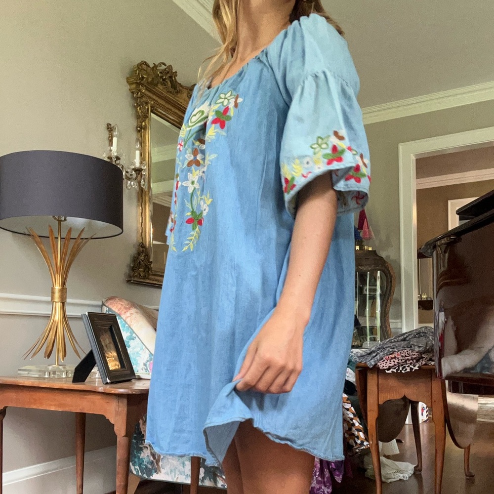 Umgee dress/tunic can be worn off/on the shoulders. Embroidery front and sleeves